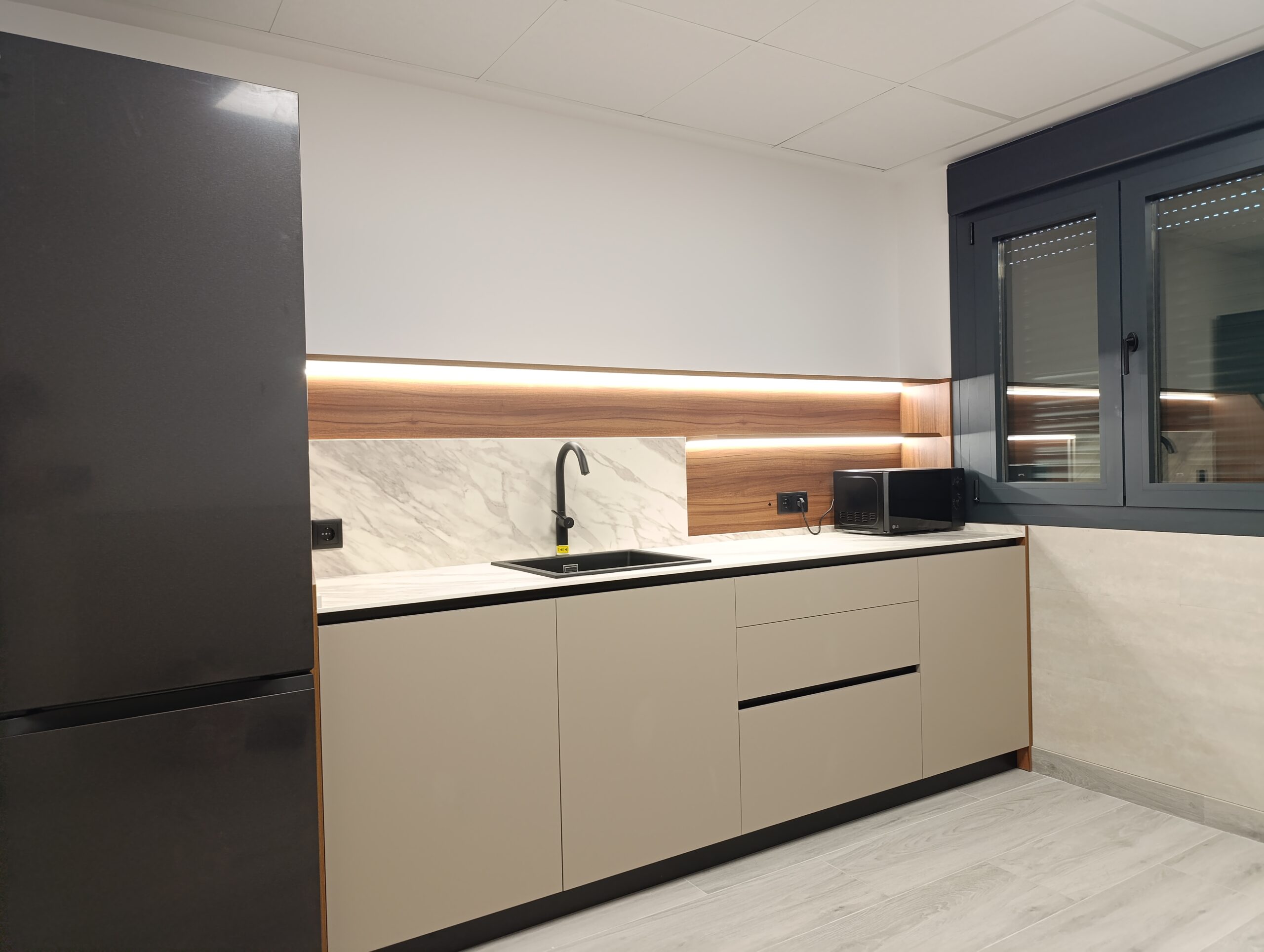 LAMINADO CON GOLA Y ENCIMERA COMPACTO